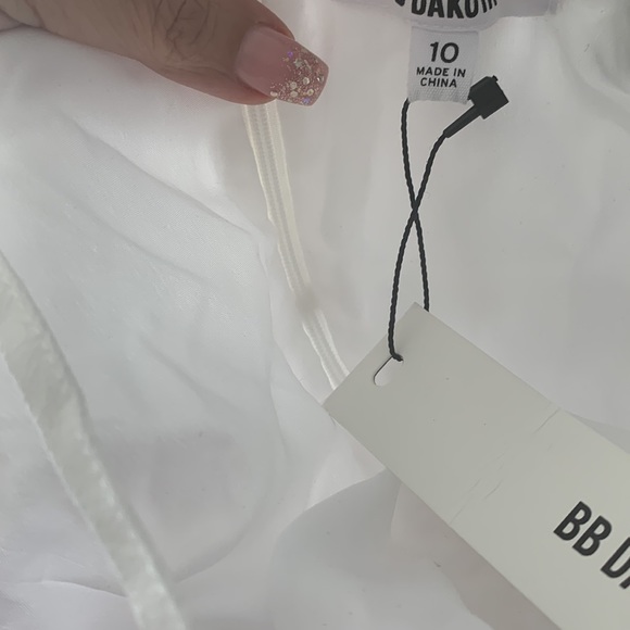 BB DAKOTA off shoulder white dress size 10 NWT - Picture 5 of 5